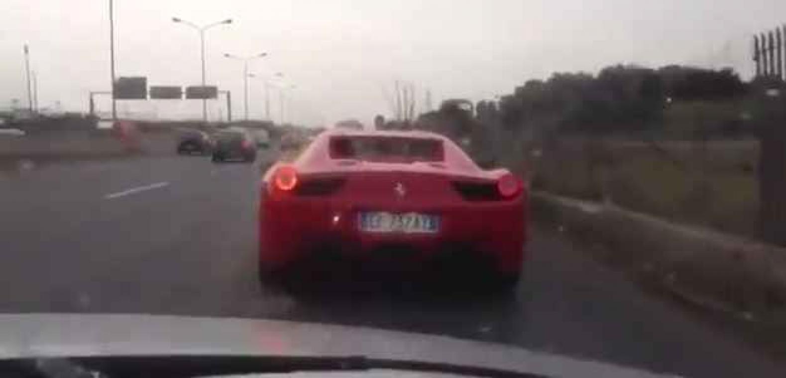 Man rijdt perperdure Ferrari op de eerste dag in de prak