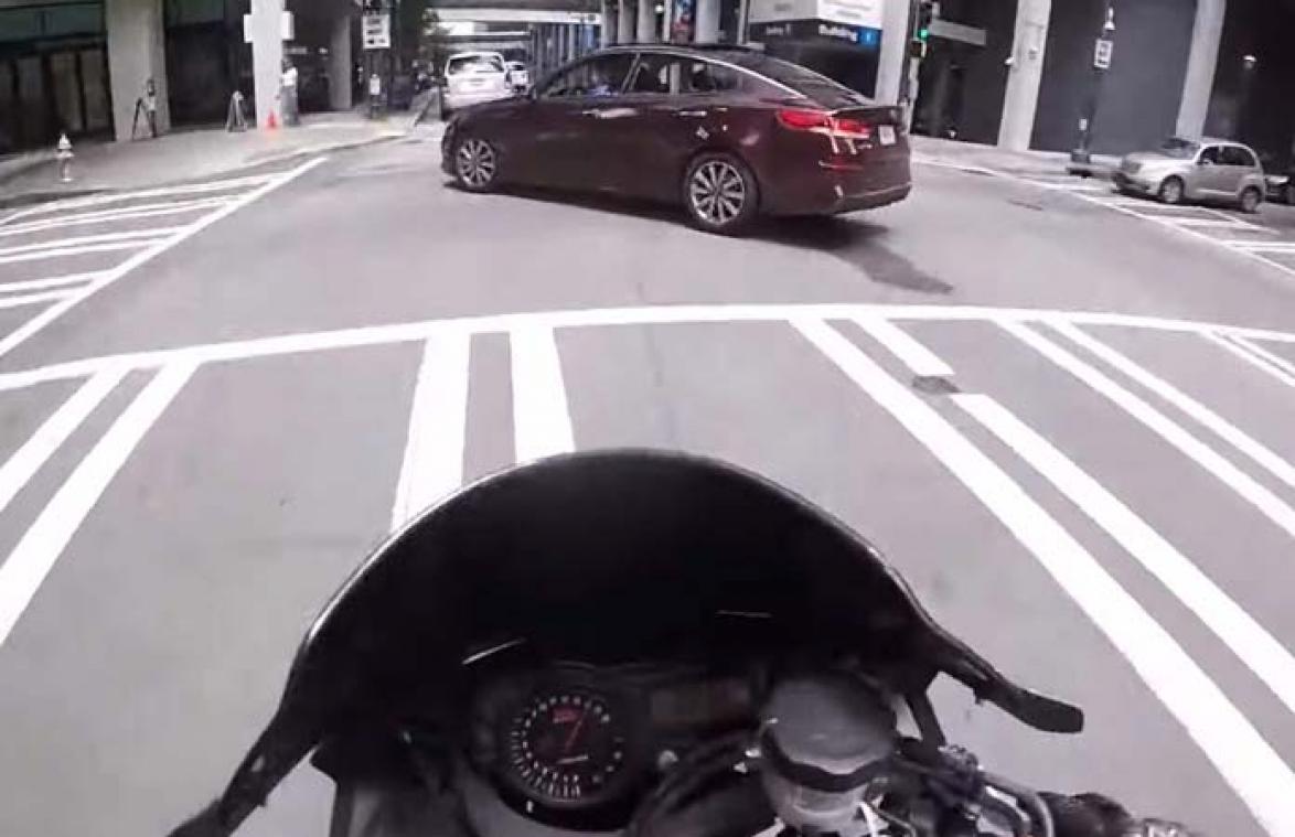 VIDEO. Motard kan afdraaiende auto niet meer ontwijken, maar dan doet hij DIT!