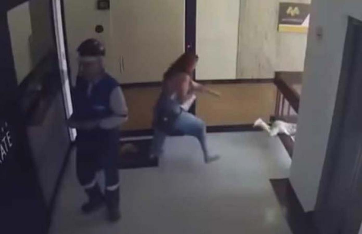 VIDEO. Moeder heeft wonderbaarlijke reflex in huis om zoontje te redden