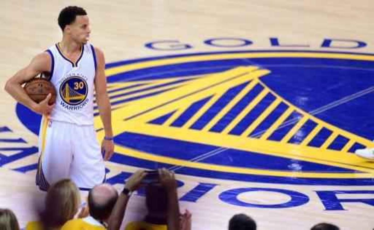 70e seizoenszege voor Golden State, Memphis naar play-offs