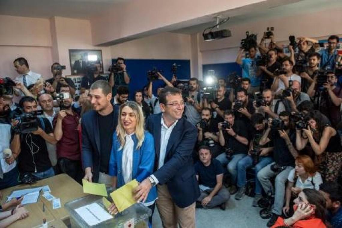 Kandidaat van Turkse president Erdogan geeft zijn verlies toe