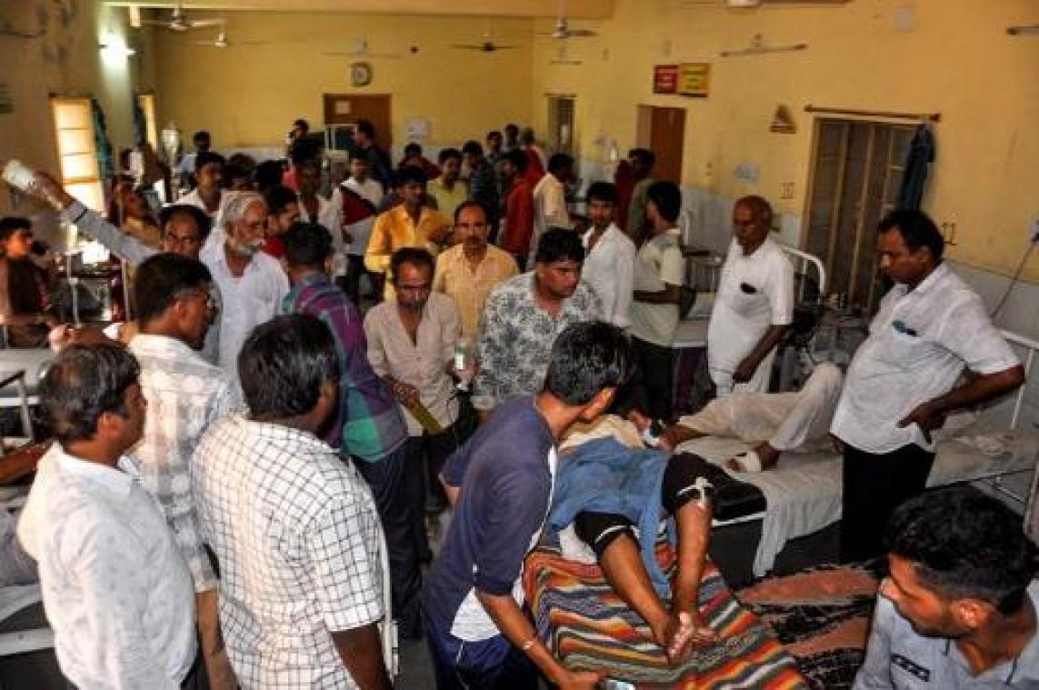 Zeker 15 mensen komen om door instortende tent in India