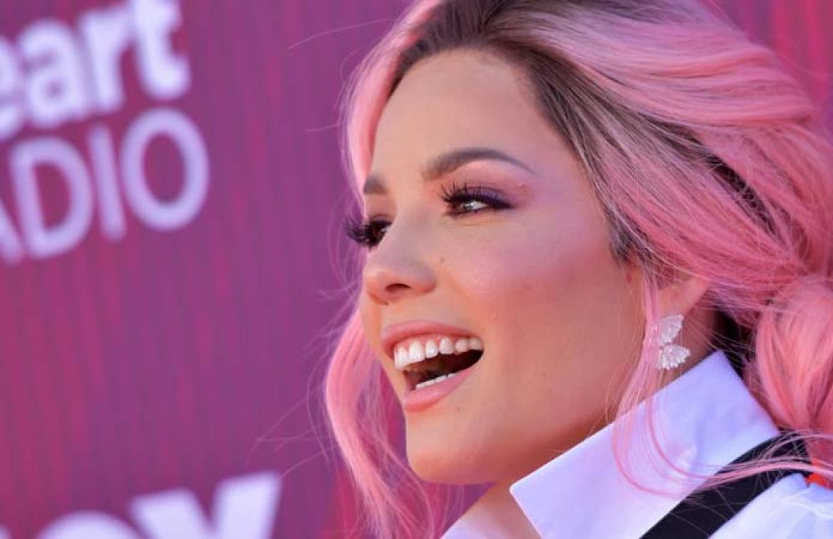 Halsey bejubeld omdat ze cover siert met okselhaar