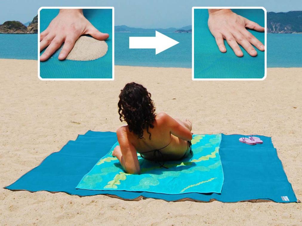 Bizar. Dankzij dit strandlaken kan je volledig zandvrij zonnen