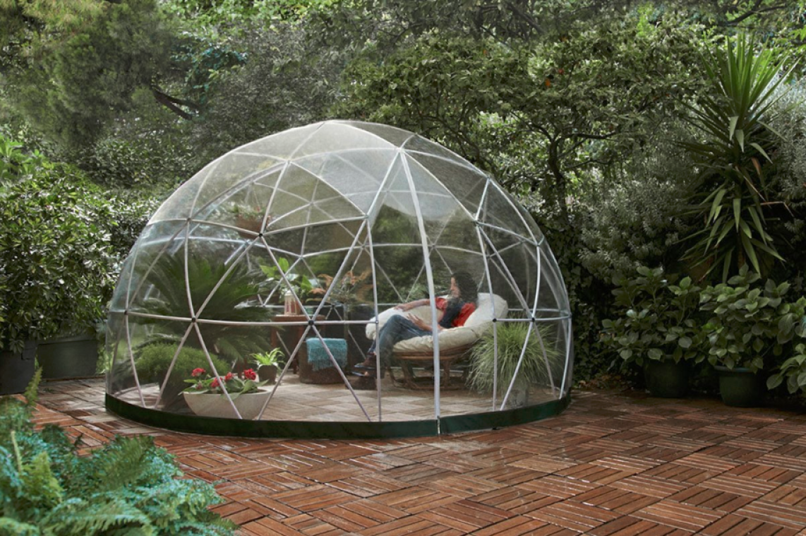 Je kan nu zelf een glazen iglo in je tuin zetten om naar de sterrenhemel te staren