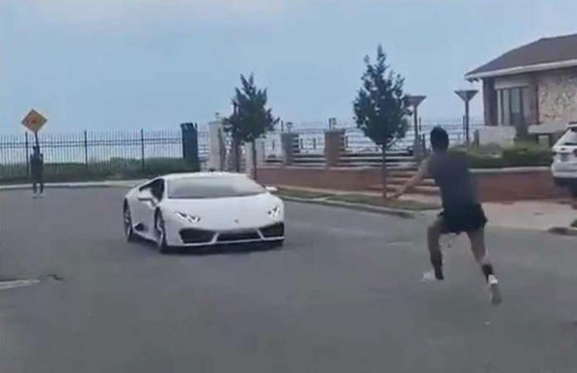 VIDEO. Man wil over aanstormende Lamborghini springen, maar dat loopt fout...