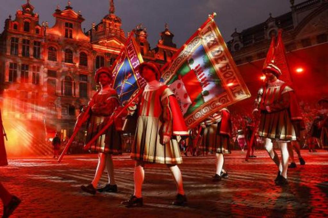 Ommegang op Grote Markt in Brussel lokt 3.000 mensen