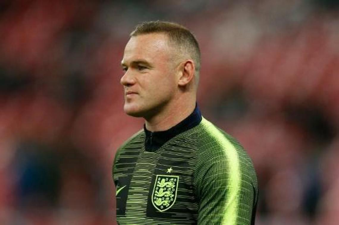 Wayne Rooney treft raakt vanaf eigen veld, ook Pozuelo blinkt uit
