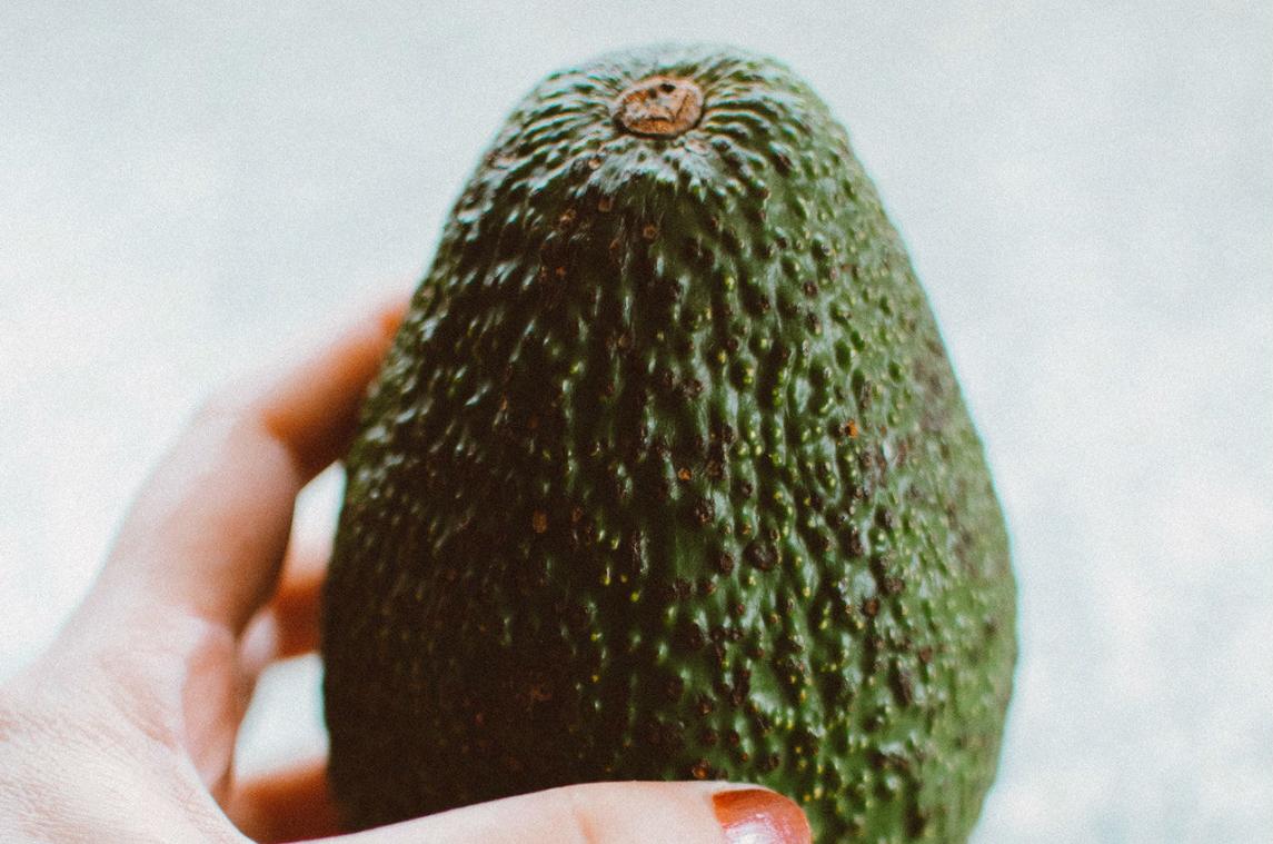 Man overvalt twee banken met een avocado als wapen