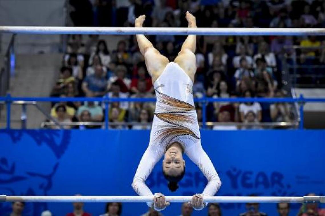 Nina Derwael draagt Belgische vlag tijdens slotceremonie Europese Spelen