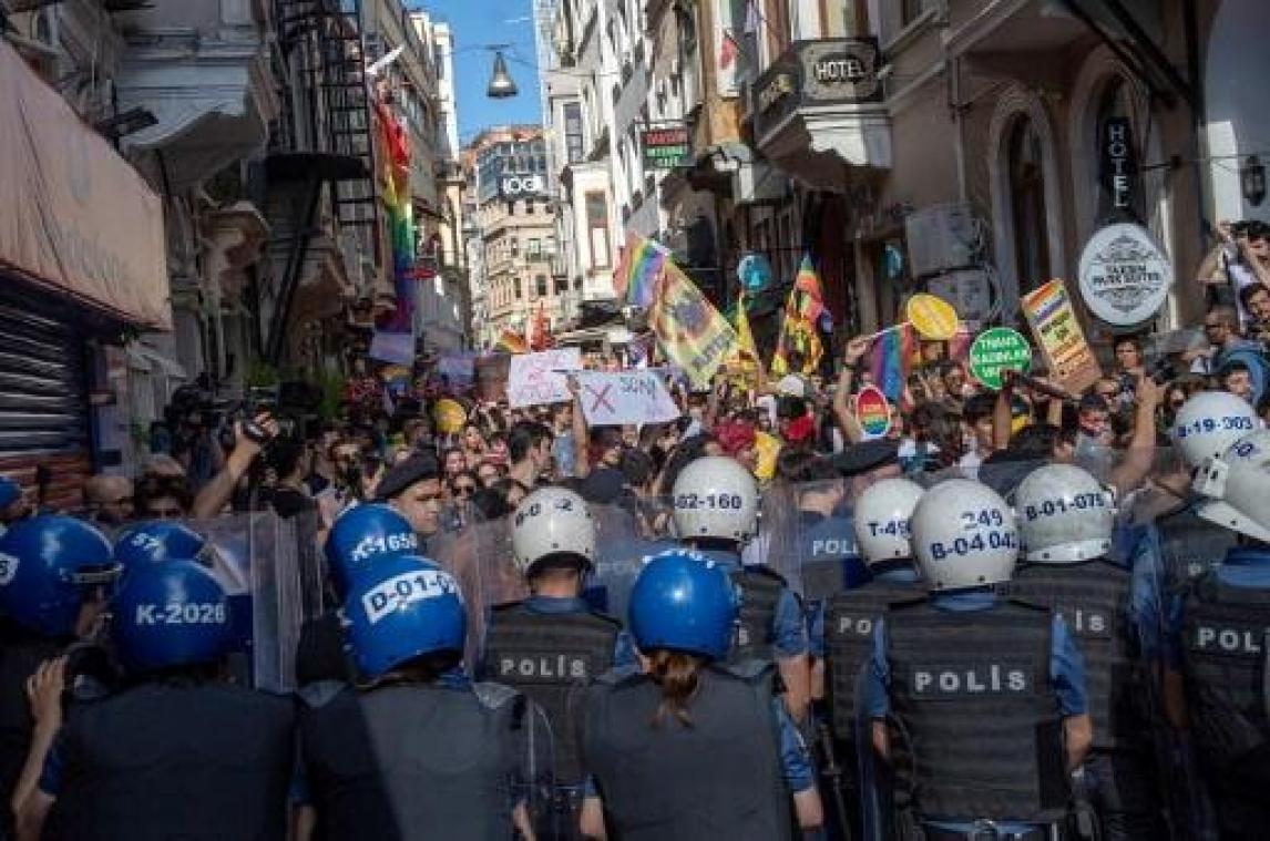 Politie gebruikt traangas tegen deelnemers Gay Pride in Istanboel