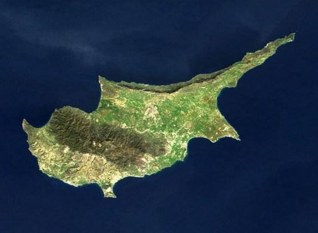 Sterke explosie in Cyprus, getroffen door onbekend object