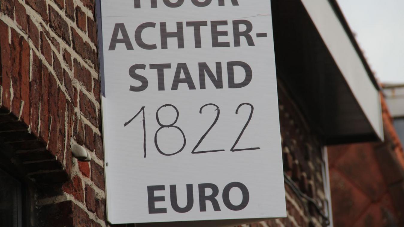 Huisbaas hangt bord met huurachterstand aan gevel bewoners: "Kan moeilijk de deur instampen"