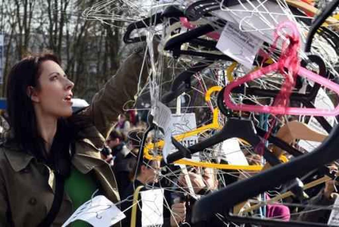 Protest aan Poolse ambassade tegen nieuw anti-abortuswet