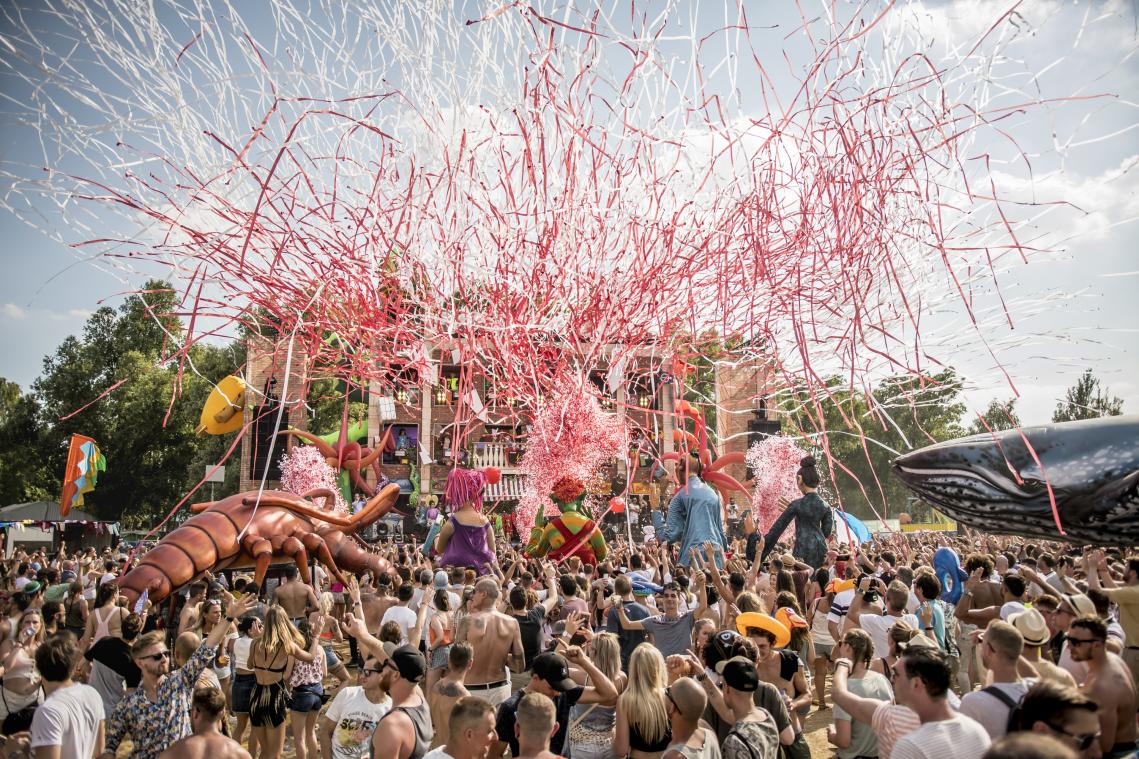 FESTIVAL. Elrow Town: Spelend naar je geluk dansen