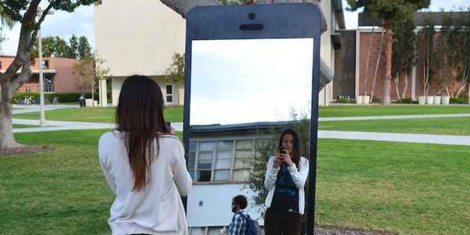 Reusachtige iPhone beeldt onze selfie-obsessie uit