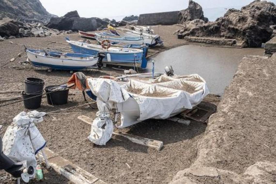 Eiland Stromboli ontwaakt onder het as