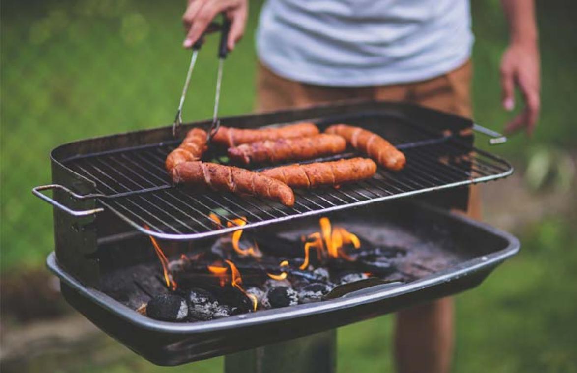 Dit is het gevolg als je houtskool in de vuilbak gooit na een barbecue