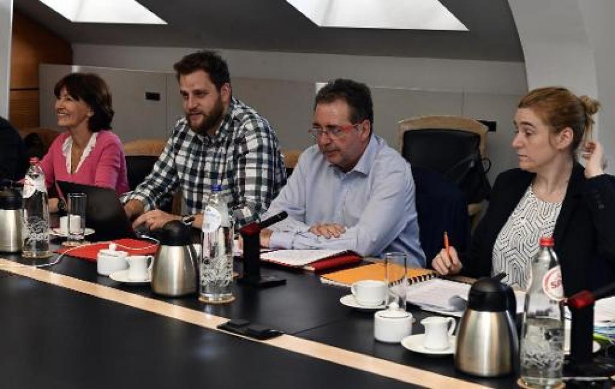 Onderhandelaars spelen verlengingen ondanks start festiviteiten rond Tourstart