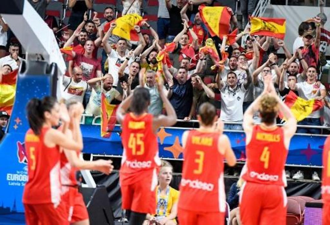 Titelverdediger Spanje plaatst zich voor halve finales