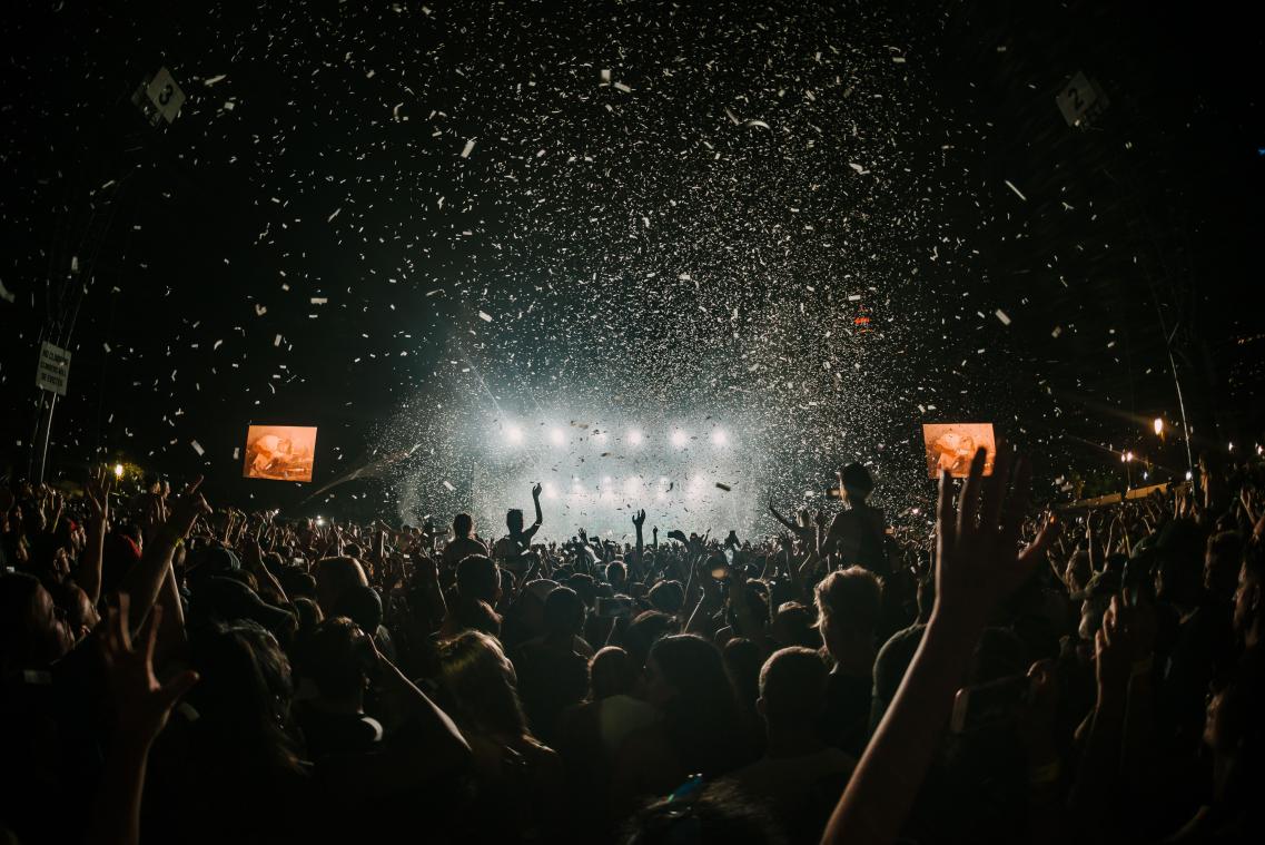 Miljonair betaalt 4.500 euro om hem te vergezellen op festival en tent op te zetten