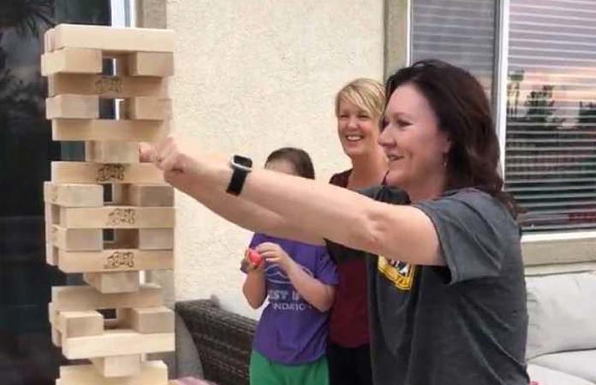 VIDEO. Onmogelijke move bij spelletje Jenga lukt verrassend genoeg
