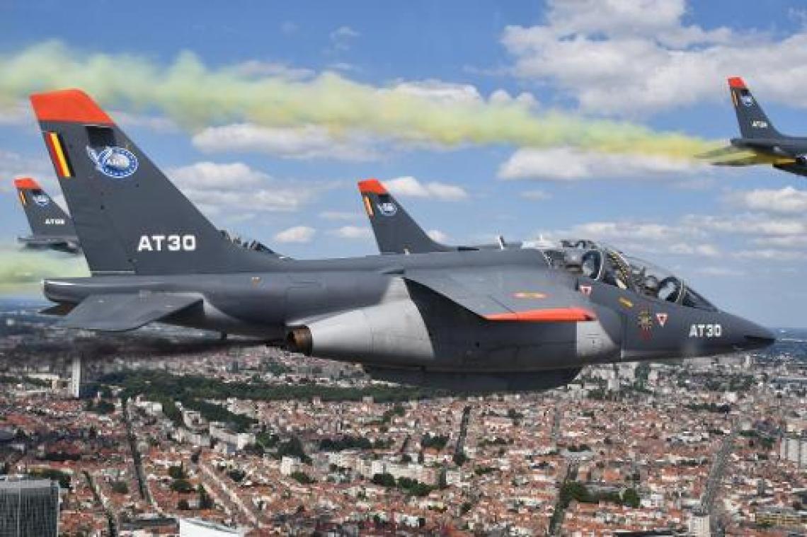F-16's trekken voor het eerst Belgische driekleur in de lucht op nationale feestdag