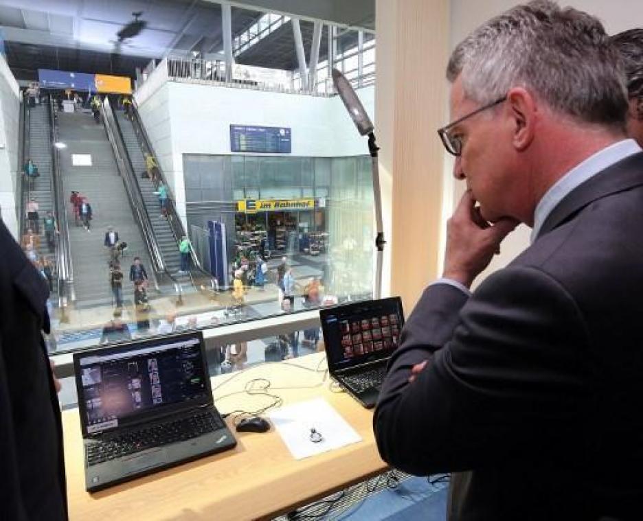 Controleorgaan onderzoekt plannen voor camera's met gezichtsherkenning op luchthaven