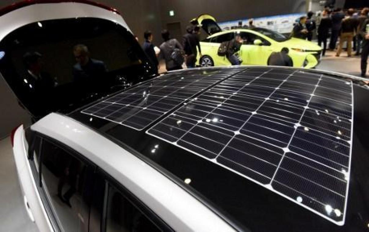 Toyota test wagen met zonnepanelen die bereik met 56 km uitbreiden