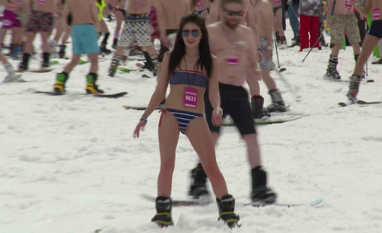 Duizend Russen in zwemkledij op de skipiste