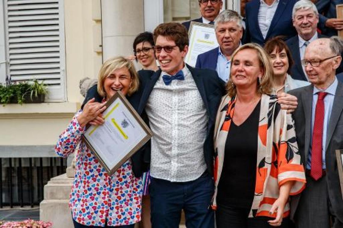 Vlaamse regering reikt 16 eretekens uit aan verdienstelijke Vlamingen