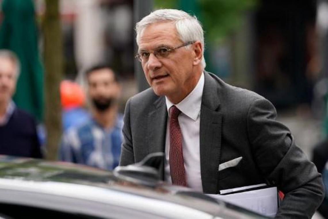 Peeters bevestigt uitbetaling in dossier Van Dijck, maar benadrukt dat er "geen inhoudelijke tussenkomst" was