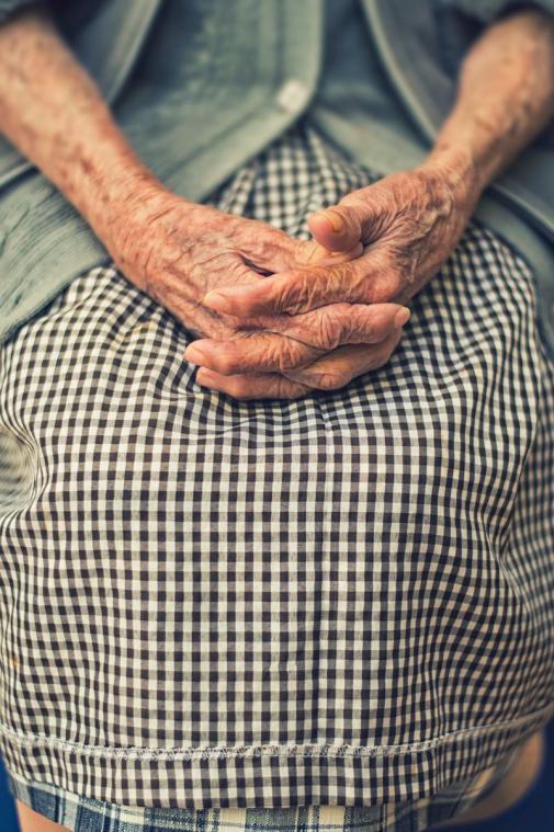Oude dame op sterfbed overvallen: "Dit kan toch niet!"