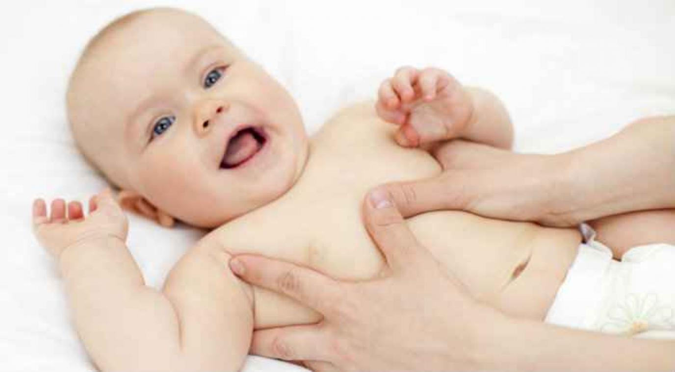 Uw baby kietelen kan helpen bij het leren spreken