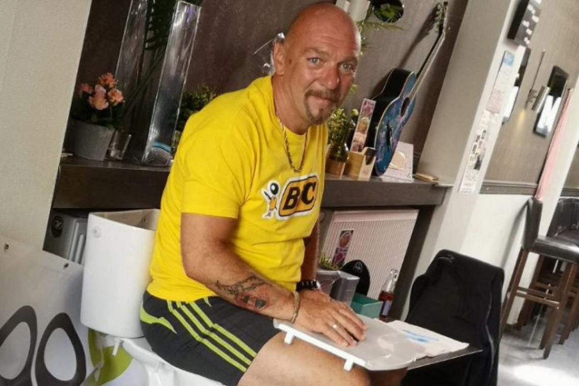 Oostendenaar moet recordpoging 'op toilet zitten' vroegtijdig afbreken