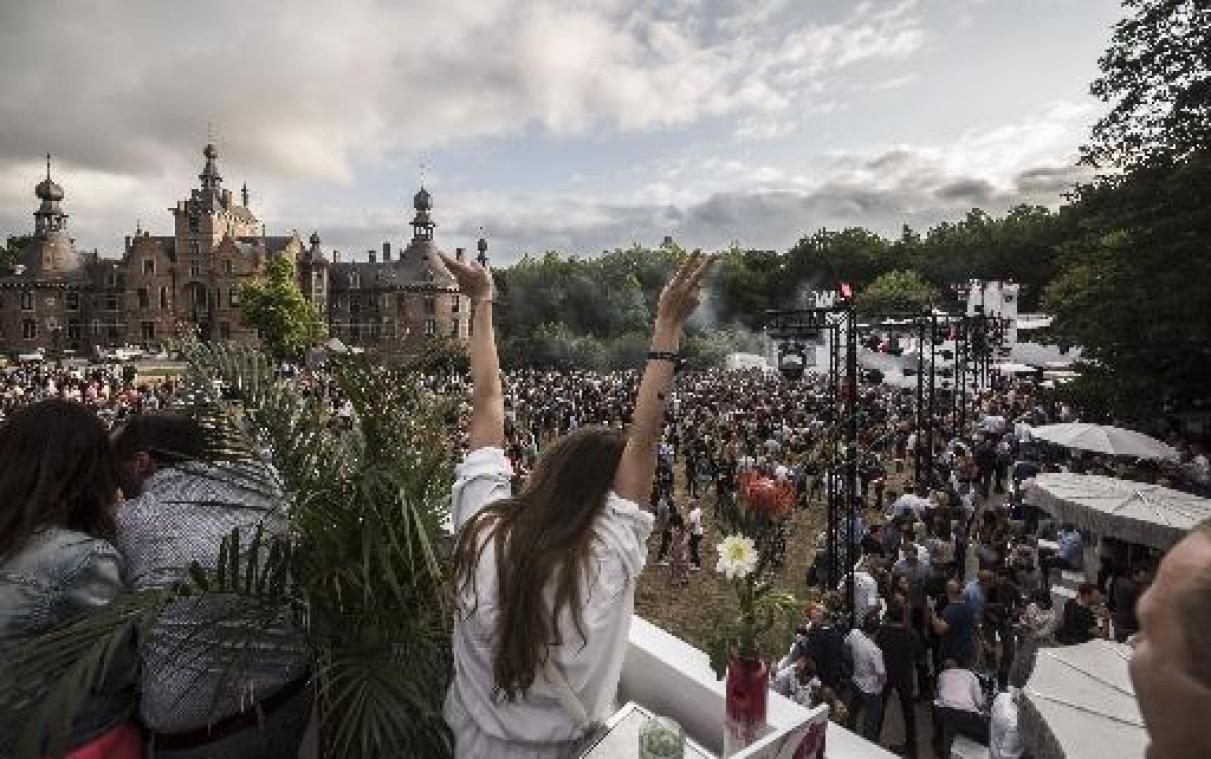 Graaf laat 6.000 danceliefhebbers feesten op uniek kasteeldomein