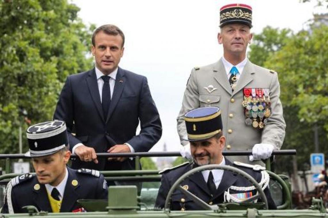 Franse president Macron aanschouwt zijn troepen op de Champs-Elysées