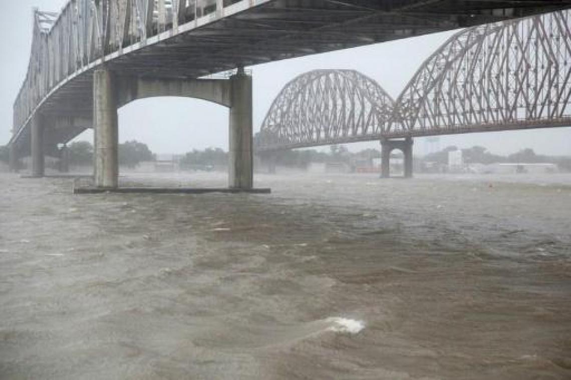 Barry - Natuurgeweld gaat als tropische storm aan land