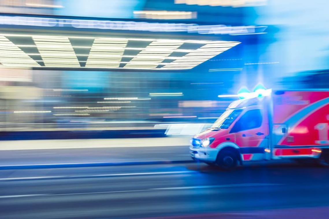 Duitser die voor de lol met loeiende ziekenwagen rondtoerde vliegt cel in