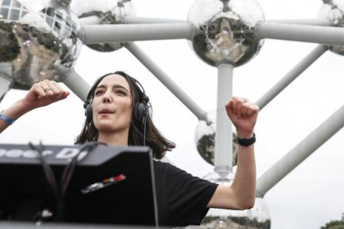 Ongeveer 3.000 wonen dj-set van Amelie Lens bij aan Atomium