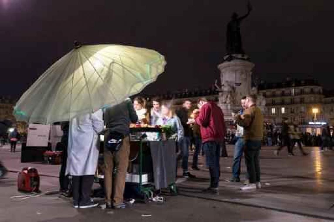 Politie veegt Place de la République in Parijs schoon