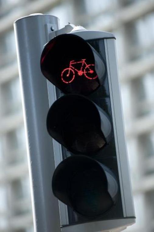 Fietsers mogen straks ook op Vlaamse gewestwegen bij rood licht rechts afslaan