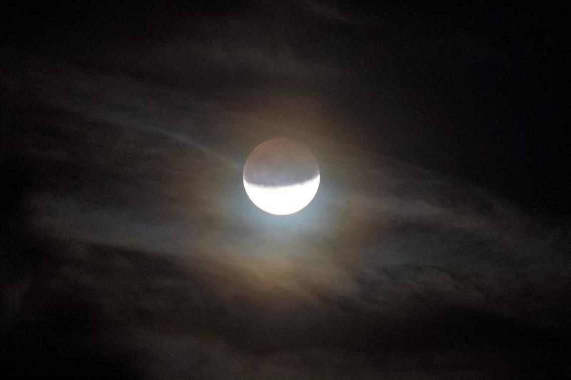IN BEELD. Maansverduistering levert prachtige beelden op