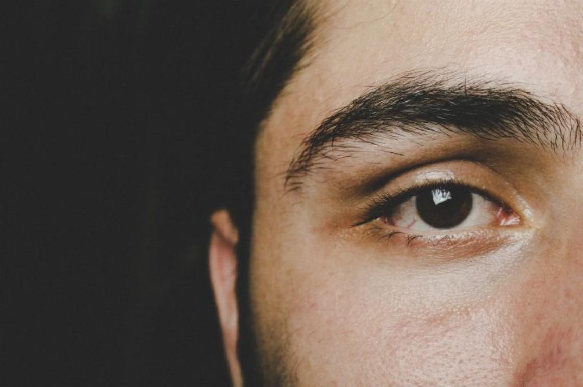 BIZAR. Oogarts haalt dit afschuwelijke beestje uit oog van man