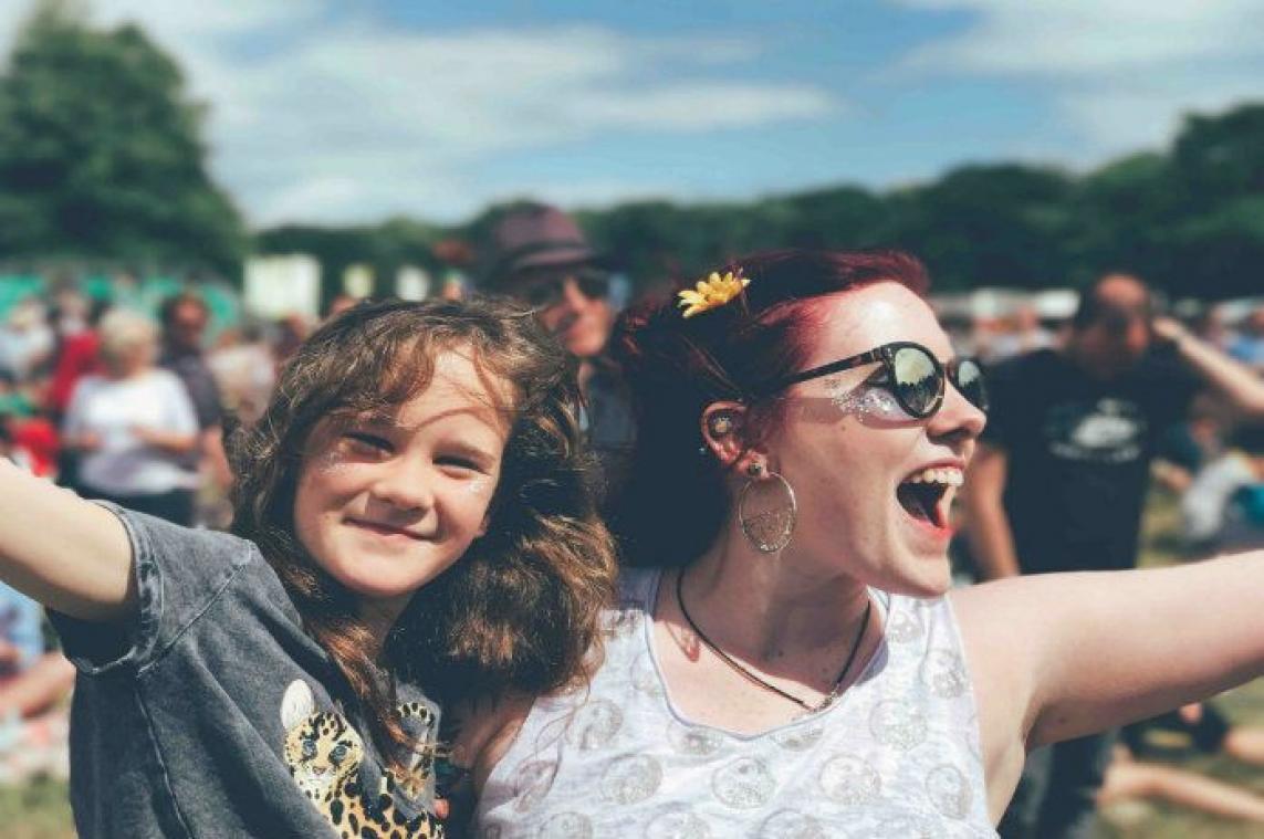 BIZAR. Britse ouders op zoek naar 'festival nanny' zodat zij kunnen feesten