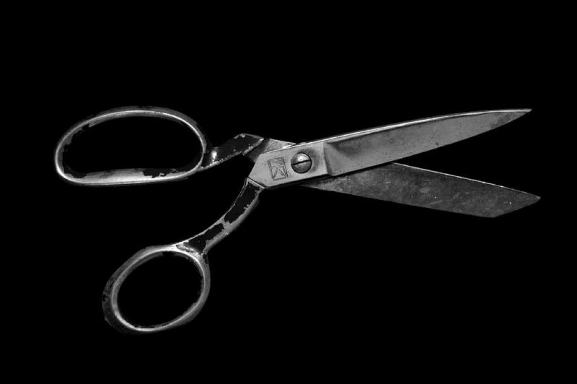 BIZAR. Jaloerse echtgenoot gaat met penis van vrouws minnaar aan de haal