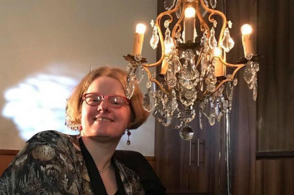 BIZAR. Deze vrouw wil trouwen met een kroonluchter