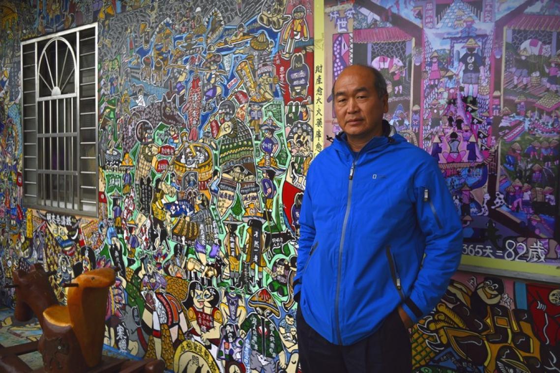 BIZAR. Graffiti-artiest verft heel dorp vol om "jongeren aan te trekken"
