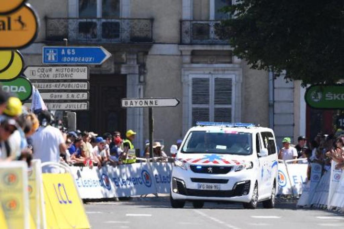 Wout van Aert afgevoerd met verwonding