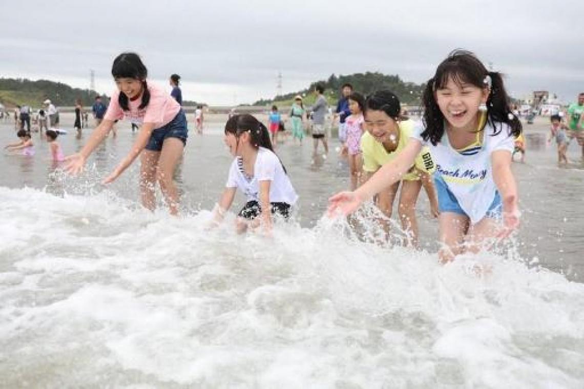 Strand bij Fukushima weer open, acht jaar na ramp
